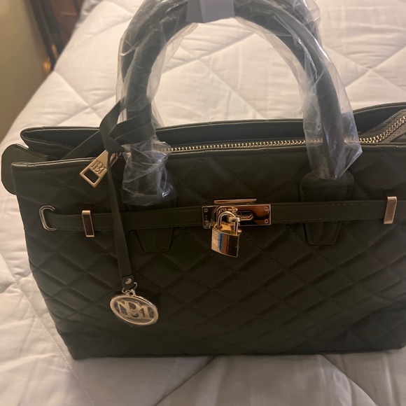 Big Diamond Wuilted Tote with Front lock - Picture 3 of 5